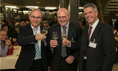 Alles in Butter: Thomas Imhof, neuer Inhaber der Bieli Transport AG, Urs Bieli und Referent Peter Gschwendtner (v.l.) stossen auf einen gelungenen Start ins neue Jahr an. Fotos: Martin Staub
