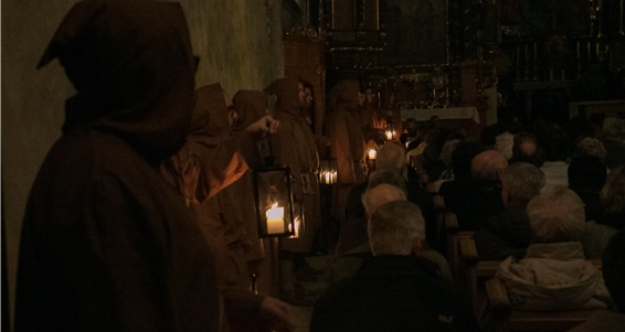 Eine Stimmung wie vor 600 Jahren: Die Männerstimmen Basel als singende Mönche. Eine Stimmung wie vor 600 Jahren: Die Männerstimmen Basel als singende Mönche.
