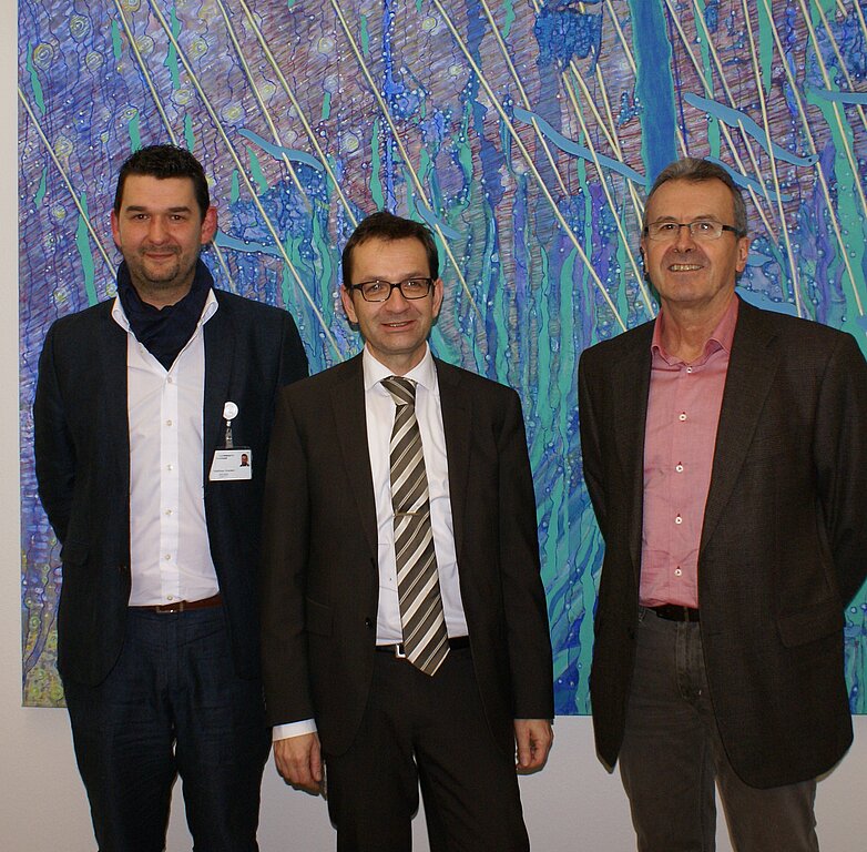 Verantwortlich für die Geriatrische Rehabilitation: (v.l.) Stationsleiter Matthäus Sommer, Spitalleiter Michael Rolaz und Chefarzt Dr. med. Beat Ritter. Fotos: Jürg Jeanloz