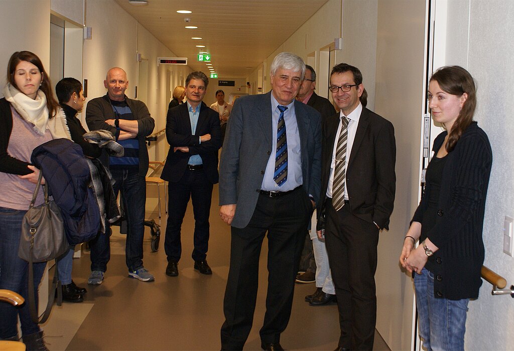 Aufmerksame Gäste: Besichtigung der Räumlichkeiten der Geriatrischen Rehabilitation.