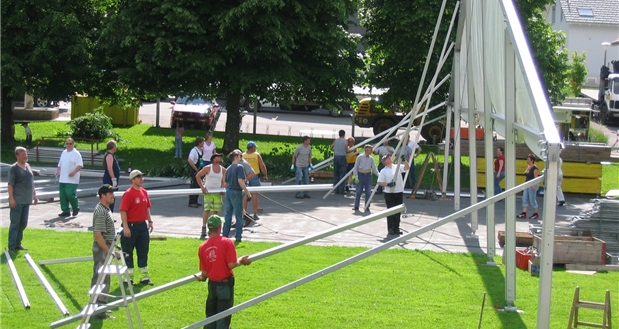 Ein riesiger Aufwand: Alle helfen beim Aufbau des Festzeltes mit. Fotos: zvg
