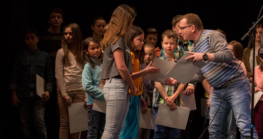 Der grosse Moment: Die Schülerinnen und Schüler erhalten das Zertifikat von Alberto Jeger. Fotos: Martin Staub Der grosse Moment: Die Schülerinnen und Schüler erhalten das Zertifikat von Alberto Jeger. Fotos: Martin Staub