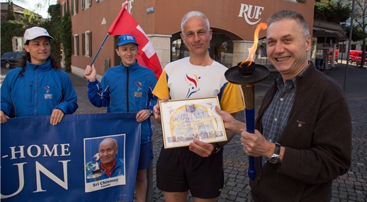 «Ruf» nach Frieden: Peter Schindelholz als vorübergehender Fackelträger und Urkundenempfänger. Fotos: Martin Staub «Ruf» nach Frieden: Peter Schindelholz als vorübergehender Fackelträger und Urkundenempfänger. Fotos: Martin Staub