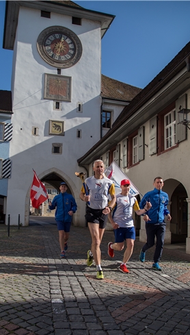 Einlauf durch das Obertor: Das internationale Peace-Run-Team. Einlauf durch das Obertor: Das internationale Peace-Run-Team.