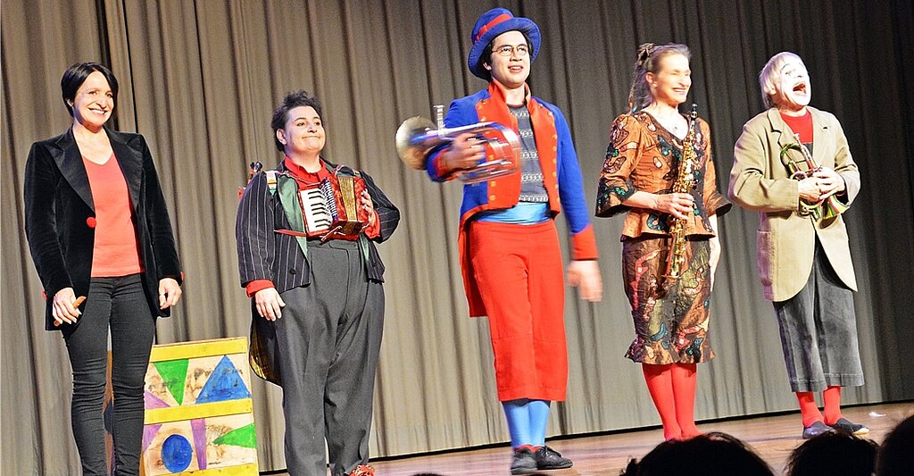 Umwerfende Show der Famiglia Dimitri: v.l. Tochter Nina, Clownin Silvana, Enkel Samuel, Tochter Masha und «Pausenclown» Dimitri. Fotos: Roland Bürki
