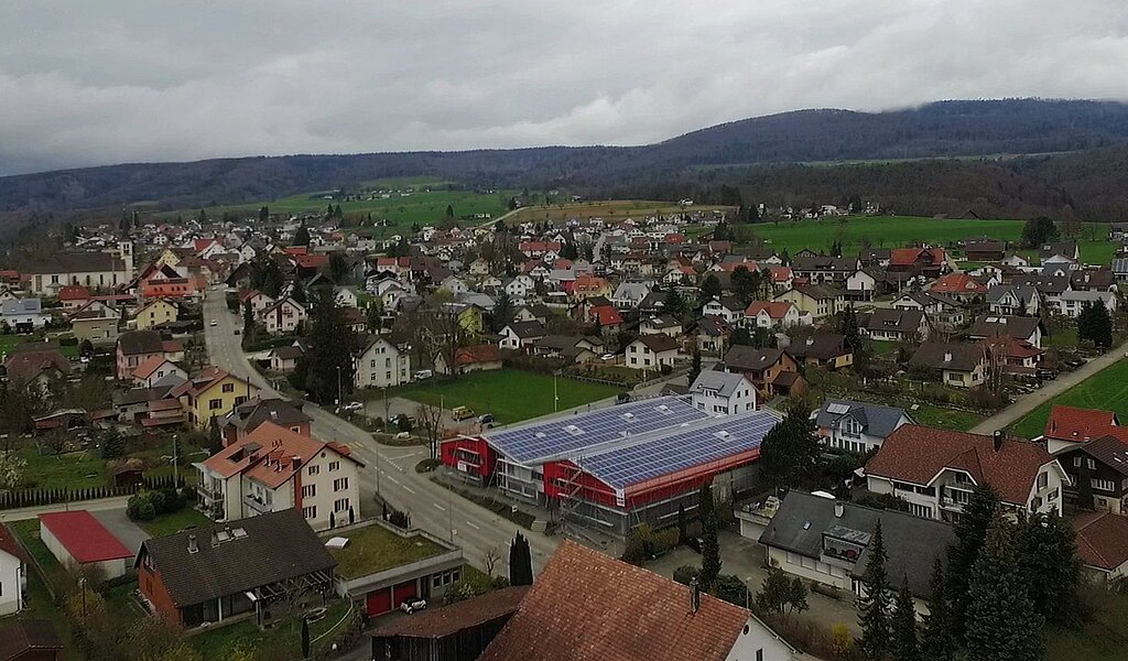 Solarkraftwerk: Aus der Luft ist die grosse Dachfläche mit der Photovoltaikanlage auf dem Gemeindewerkhof gut sichtbar. Foto: zvg (www.diefilmbude.ch)

