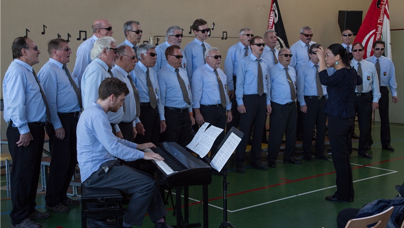 Kriminaltango: Dazu gehört die dunkle Sonnenbrille. Männerchor Büsserach mit ihrer Chorleiterin Kazuko Nakano.
