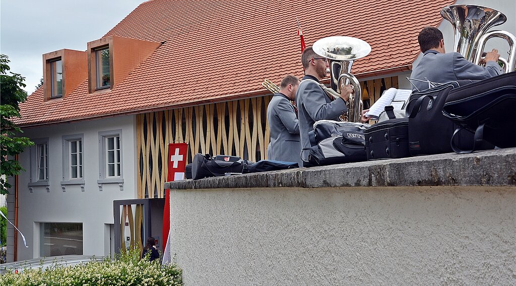 Restaurant wandelte sich zum Pfarreizentrum: Auch hier sollen sich wieder Menschen begegnen. Der Musikverein Hofstetten-Flüh lud bei der Einweihung mit frohen Melodien dazu ein. Fotos: Roland Bürki
