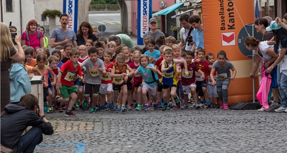 Los gehts: Die Piccolo U8 (3–7-jährig) eröffneten mit ihrem 300-Meter-Rennen das diesjährige Lauffest.Fotos: Martin Staub Los gehts: Die Piccolo U8 (3–7-jährig) eröffneten mit ihrem 300-Meter-Rennen das diesjährige Lauffest.Fotos: Martin Staub