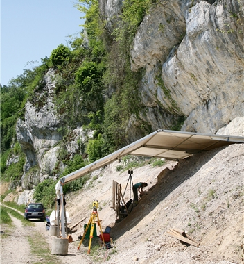 Hanglage: Für die Grabung wurde eine Holzplattform eingerichtet.
