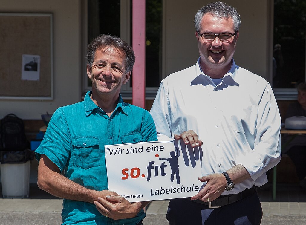 Stolz auf das Label: Schulleiter Matthias Fritschi und Remo Ankli.