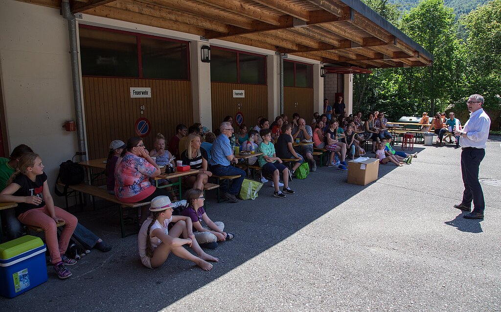 Übergabe: Regierungsrat Ankli (r.) lobt die «Beibler» Schule in den höchsten Tönen. Fotos: Martin Staub
