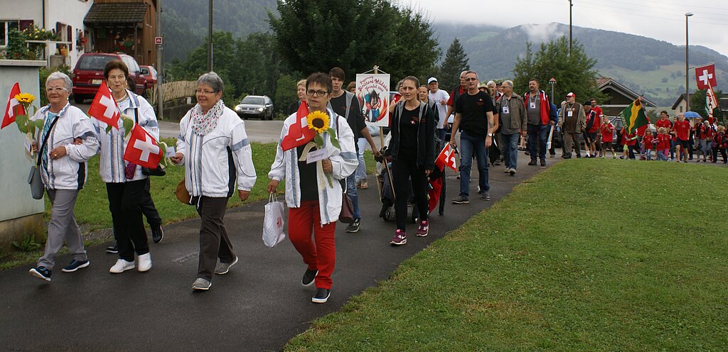Toller Auftakt: Festumzug durchs Dorf Grindel. Fotos: Jürg Jeanloz
