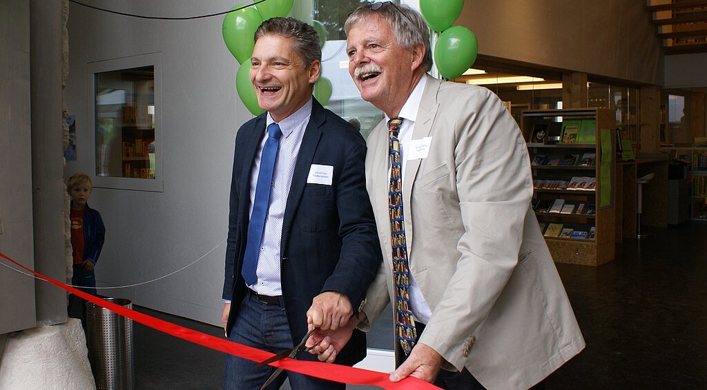 Offizielles Trennen des Eröffnungsbands: Gemeindepräsident Alex Imhof und Vereinspräsident Martin Tschan.