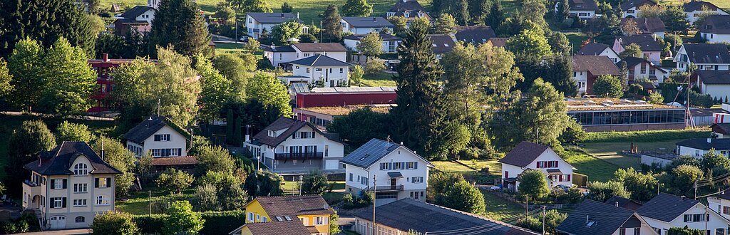 Das Areal Eichgarten: Das Gebiet mit den Gewerbegebäuden in der Bildmitte soll umgezont und neu genutzt werden. Foto: Martin Staub