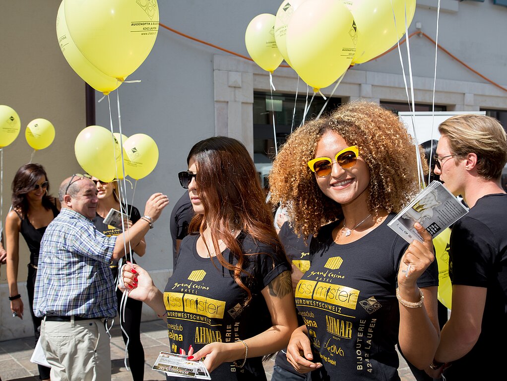 Werbeauftritt der Missen: Kandidatinnen der Miss-Nordwestschweiz-Ausscheidung. Moderator Edi Hirt, ehemaliger Organisator dieses Wettbewerbs (l.), ist auch dabei.