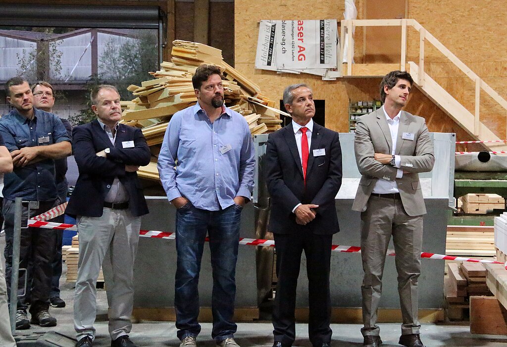 Der formelle Teil: Daniel Blaser (mit Bart), Domenico Urgese (2.v.l.) und Marc Scherrer (l.) hören, wie die Valiant-Bank expandieren will. Fotos: GINI Minonzio
