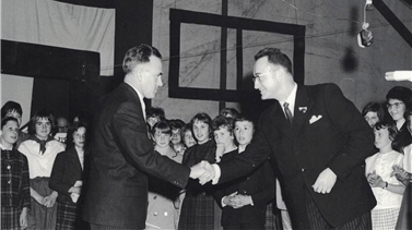 Einweihung des Sekundarschulhauses Laufen im Jahr 1964: Gemeindepräsident Hans Hofer (r.) gratuliert Eduard Lombriser zur Komposition und Aufführung des «s’Laufetaler Lied». Fotos: zvg
