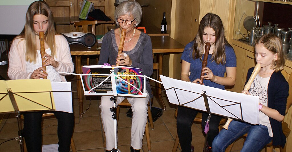 Musikalische Eröffnung: Verena Baumann mit Musikschülerinnen.