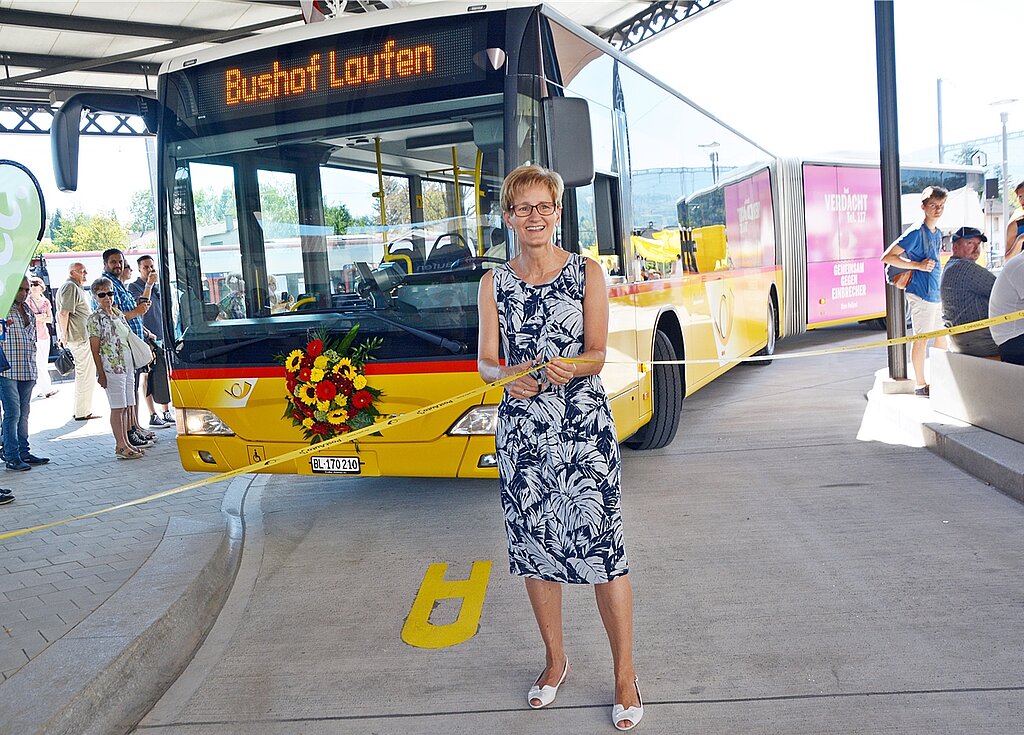 Da hatte sie noch gut lachen: Regierungsrätin Sabine Pegoraro eröffnet den Bushof in Laufen. Foto: WOS