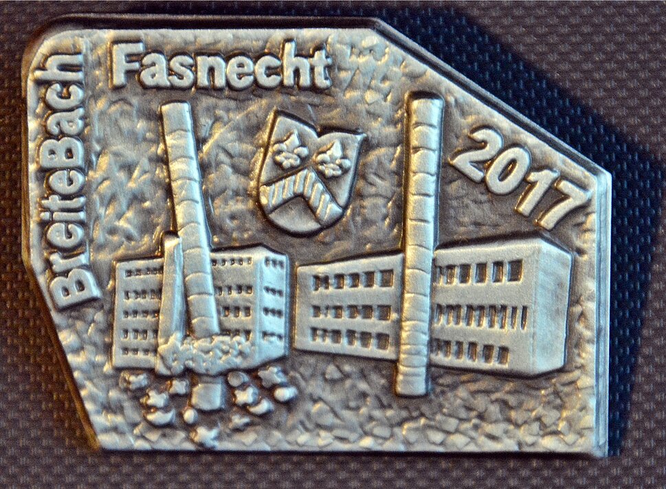 Die «Silberne» ist eine Première: Sie zeigt mit der Sprengung des Isola-Kamins den Urknall, der Neues und damit auch die neue Fasnacht entstehen lässt. In der Mitte das Familienwappen des Künstlers…