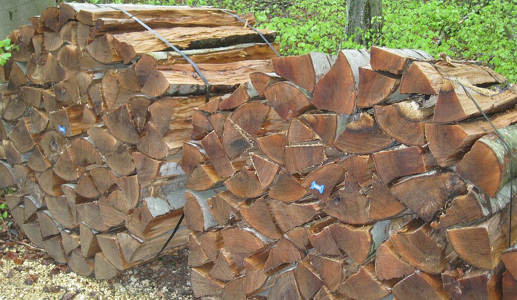 Gebündelt: Die Zubereitung von Holz für die Bevölkerung ist eine der Aufgaben der FBG. Foto: Caspar Reimer
