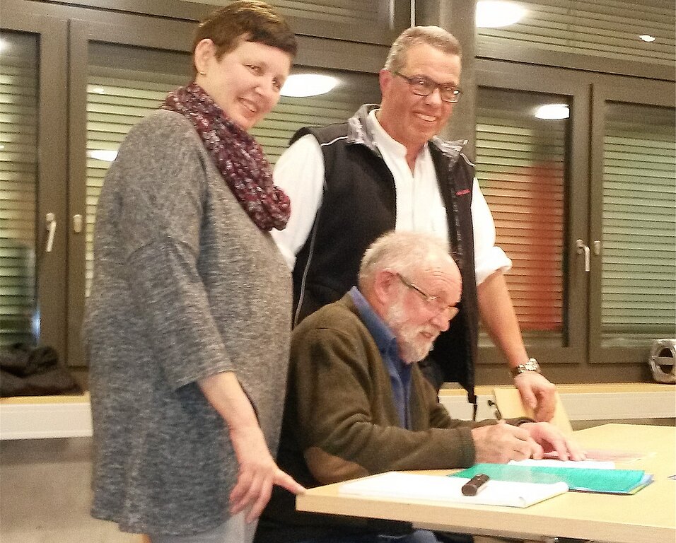 Unterzeichnet: Präsident der Bürgergemeinde Rodersdorf, Willy Schaad, unterschreibt im Beisein von Emilio Stöcklin den Beitrittsvertrag. Foto: zvg