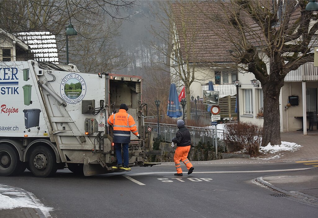 Der andere Kehrichtentsorger: Seit Januar 2017 sammelt Anton Saxer AG den Dugginger Abfall ein. Fotos: Bea Asper
