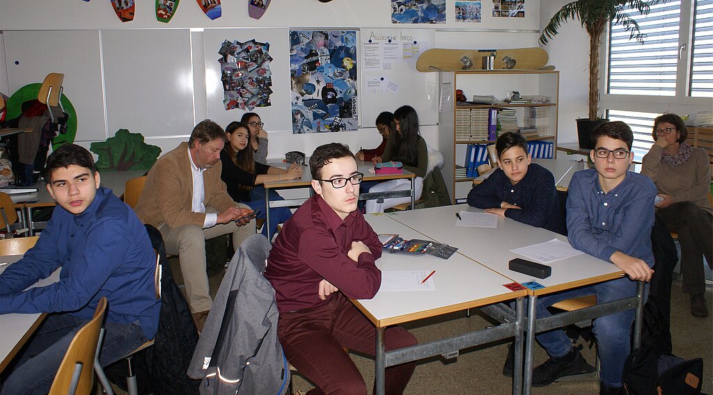 Workshop Knigge: Aufmerksame Achtklässler des Oberstufenzentrums Leimental mit Klassenlehrer Christopher Grieder. Fotos: Jürg Jeanloz
