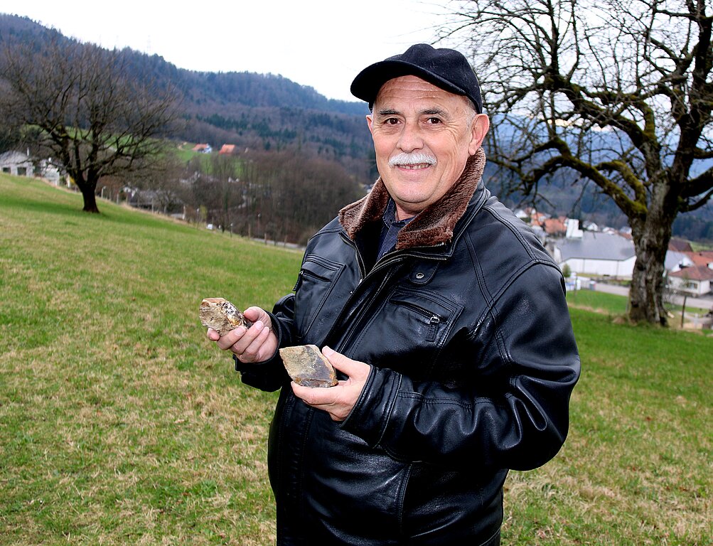 Hat ein Auge für Steine: Alphons Jeger interessiert sich für die Archäologie. Fotos: Gaby Walther
