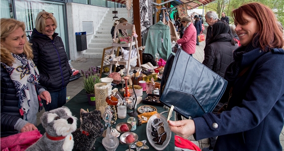 Flohmarkt: Rund ums Birs Center sind die Stände verteilt. Die Waren werden genau unter die Lupe genommen. Fotos: Martin Staub
