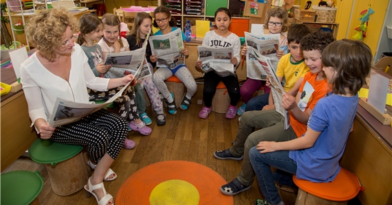 Donnerstagmorgen: Zeit für die Lektüre Wochenblatt bei den Dittinger Zweitklässlern. Klassenlehrerin Anita Jermann (l.) bespricht mit den Schülerinnen und Schülern die aktuelle Ausgabe. Fotos: Martin Staub
