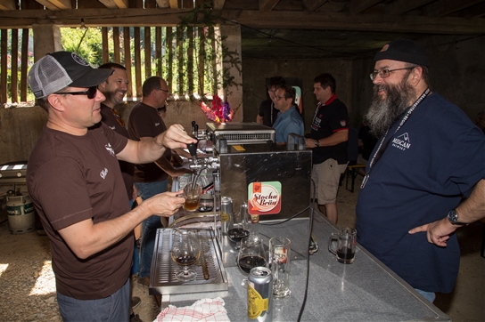 Bierprofis unter sich: Biersommelier Martin Droeser am Zapfhahn und «Bierhunter» Thomas Schneider.
