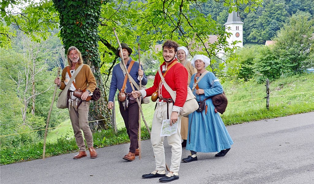 «Muss i denn zum Kloster hinaus»: Frisch gestärkt geht es vor Mittag Richtung Hohe Winde. (v.l.) Ralph Wicki, Frowin Bachmann, Noël Emmenegger, Andrea Reber und Marie-Therese Zraggen Fotos: Roland Bürki
