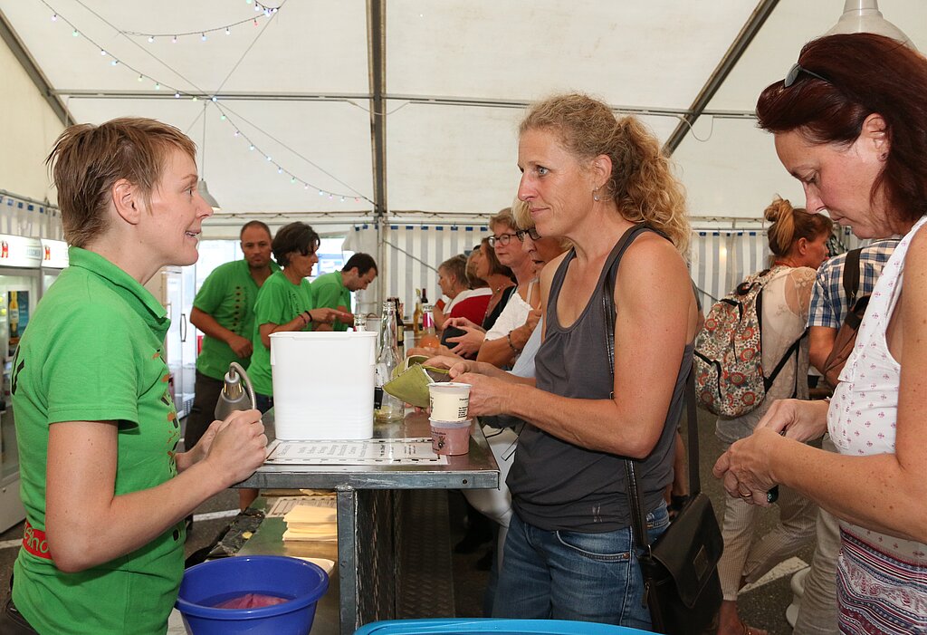 Geselligkeit: Speis und Trank runden das Erlebnis ab. Fotos: Gini Minonzio
