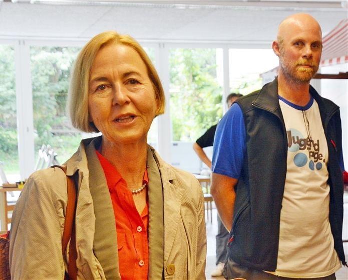 Beeindruckt: Regierungsrätin Susanne Schaffner lobt die «superaktive», für die Sozialisierung wichtige Jugendarbeit im Hinteren Leimental, JASOL-Jugendarbeiter Niggi Studer findet Jugendarbeit bestätigt.