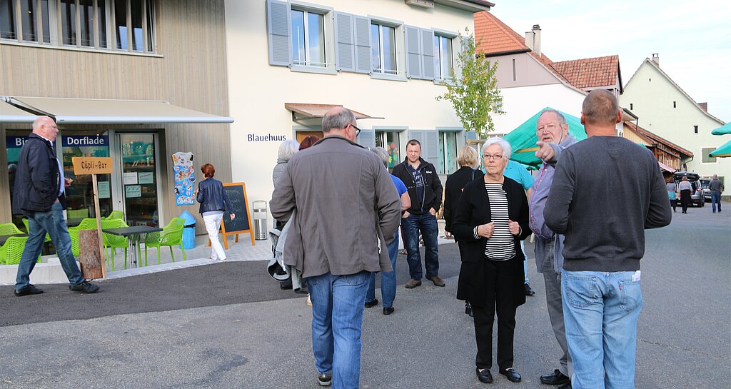 Dorfzentrum: Rechts unten im Blauehuus ist die Kita, links oben das Dorfstübli. Fotos: Gini Minonzio
