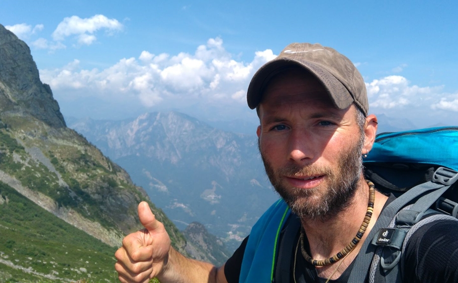 Grenzerfahrung: Christian Jeker wandert auf der Grenze. Fotos: zvg
