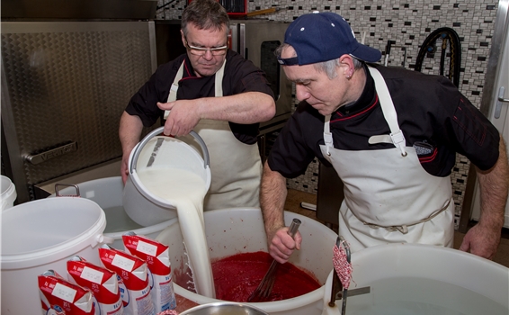Mit Rahm und Milch verfeinern: René (l.) und André Hänggi bereiten Blutwürste zu.

