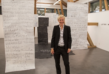 Marianne Hollenstein: Stellt ihre Kunst in einen vielschichtigen Kontext. Fotos: Martin Staub
