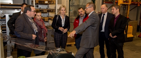 Interessierte Wirtschaftsfachleute: (v.l.) Ueli Nussbaumer, Sarah Koch, RR Brigit Wyss, Martin Vogel, Geschäftsleiter Markus Gasser, Heiner Studer und Thomas Boillat. Fotos: Martin Staub
