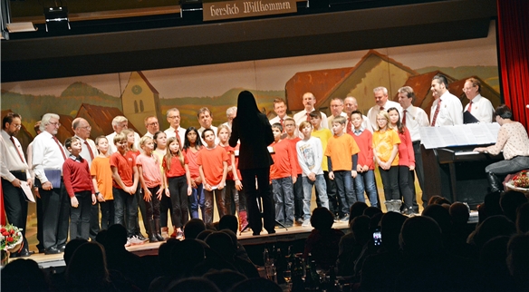 Singen macht Spass: Die vierte Primarklasse trieb den Männerchor Büsserach (im neuen Hemd) zu gesanglichen Höchstleistungen.