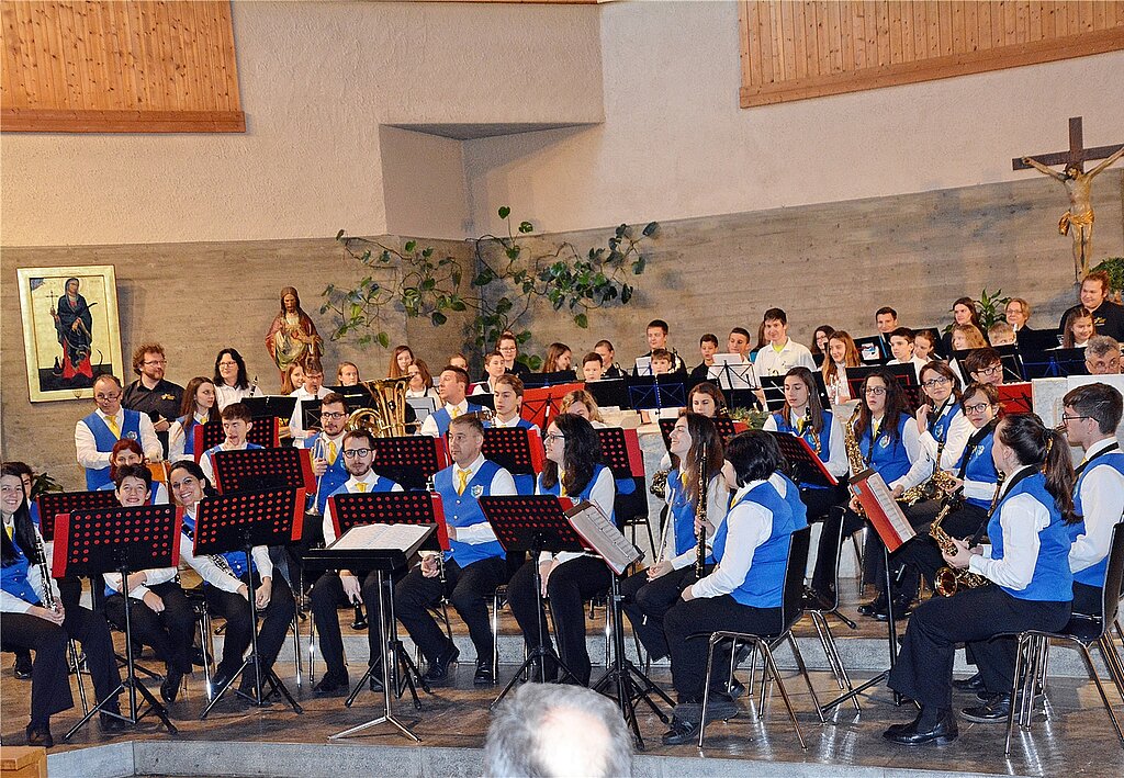 Drei Formationen, eine Melodie: «Rolling in the Deep» ging in die Tiefe und liess das Publikum am Ende aufstehen. Vorne die «Filarmonica L. Mattiussi», hinten die Ensembles «Mezzoforte» und «Fortissimo». Fotos: Roland Bürki
