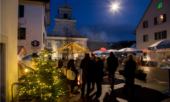 Weihnachtsstimmung auf dem Klosterplatz: Der Weihnachtsmarkt mit regionalen und klösterlichen Produkten zog viele Besucherinnen und Besucher an. Fotos: Martin Staub
