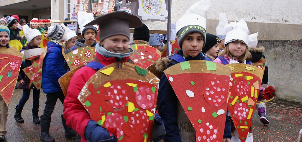 Eine Pizza gefälligst? Kinder an der Liesberger Fasnacht. Fotos: Jürg Jeanloz
