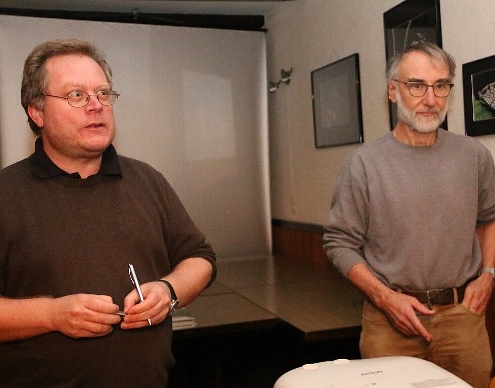 Urgeschichte und Geologie: Der Urgeschichtler Ingmar Braun und der Höhlenforscher Werner Janz arbeiten Hand in Hand. Foto: Gini Minonzio
