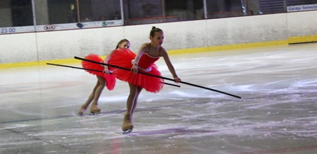 Ohne Seil: Nora Quartara (l.) und Emma Christie als Seiltänzerinnen.