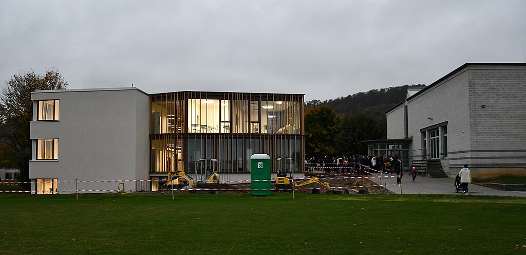 <em>Moderne Schule: </em>Das bestehende Gebäude der Schule von Bättwil-Witterswil wurde sowohl auf der Nord- als auch auf der Südseite erweitert. Fotos: Bea Asper