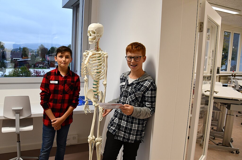<em>Führung durchs Schulhaus: </em>Lukas Manigold (l.) und Jonas Kraft führten die Gäste durch ihr neues Schul- Daheim, zeigten stolz die neue Bibliothek und die Gruppenräume, wo auch Anschau-Skelett Oskar steht.<em/>