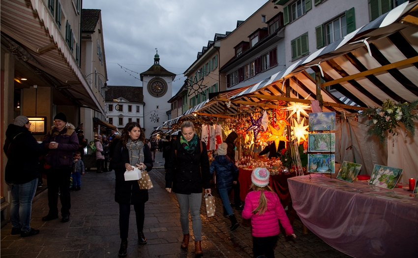 <em>Schon vor dem Einnachten: </em>Sternenglanz und Adventsromantik im Stedtli.Fotos: Martin Staub
